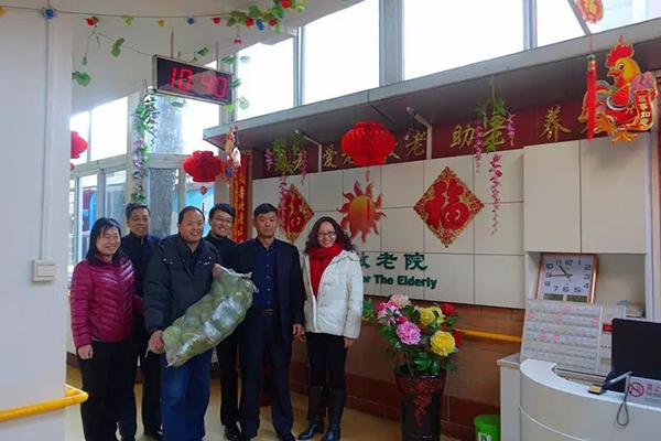 我八戒体育官方网站（中国）有限公司副总经理孔军带着新鲜蔬果到丰台区阳光敬老院慰问